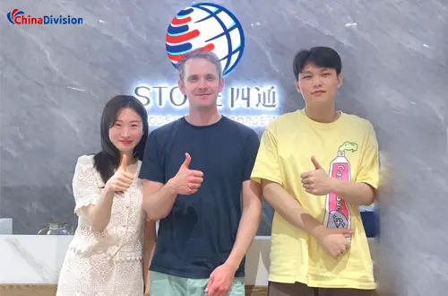 防晒服销售员与来自Chinadivision的Lynn合影